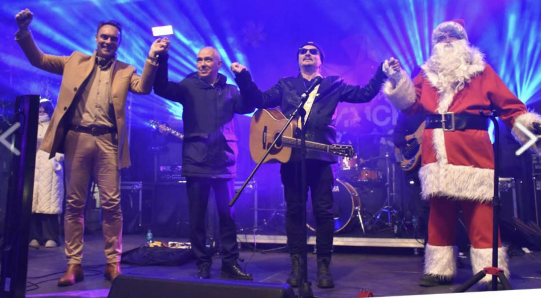 КОГА МУЗИКАТА ПОБЕДУВА СТУД – Пред 8.000 илјадна публика Борче Наумовски – Министерот за естрада и Нокаут ја раздвижија Битола до последна секунда