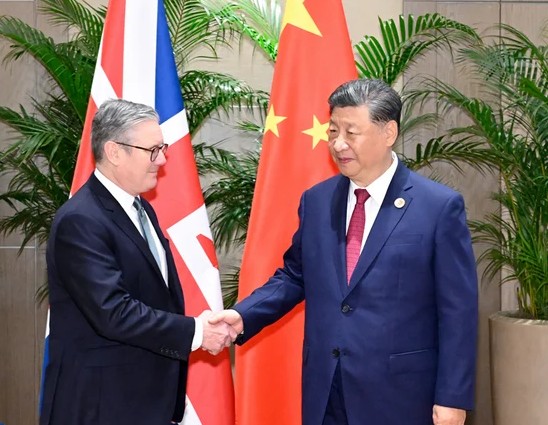 ИСТОРИСКА ПОСЕТА – Кир Стармер пристигна во Пекинг