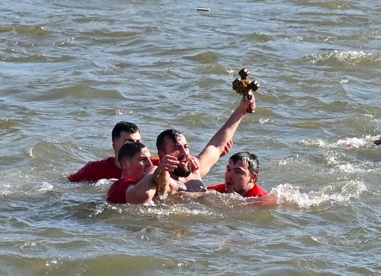 ЛЕДЕН ВАРДАР, ТОПОЛ АПЛАУЗ – Дарко Митровиќ го фати крстот