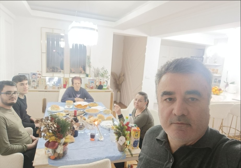 ТРАДИЦИЈА И СЕМЕЈСТВО – Бачев на бадниковата вечера со најблиските