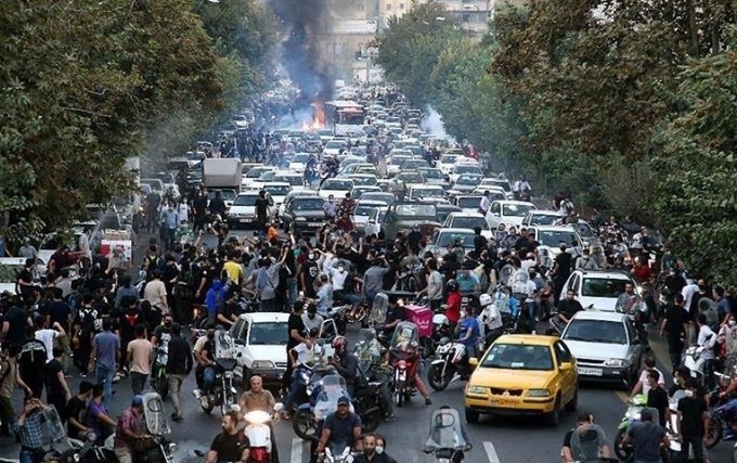 ДАЛИ Е НА РЕД ИРАН – Протестите прераснаа во отворено востание, една улица доби име Трамп, полицијата откажува послушност