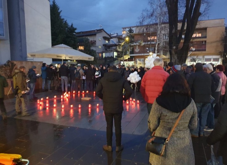 ДВА ГРАДА ИСТА БОЛКА – Кочани во солидарност со Кран-Монтана ДВА ГРАДА ИСТА БОЛКА – Кочани во солидарност со Кран-Монтана