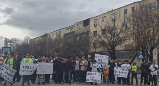 БЛОКАДА ПРЕД УЈП – Кумановци бараат признавање на данок платен во Ирак и Авганистан БЛОКАДА ПРЕД УЈП – Кумановци бараат признавање на данок платен во Ирак и Авганистан