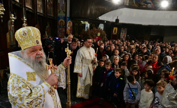 ХРИСОС СЕ РОДИ – НАВИСТИНА СЕ РОДИ Македонија го слави Божиќ