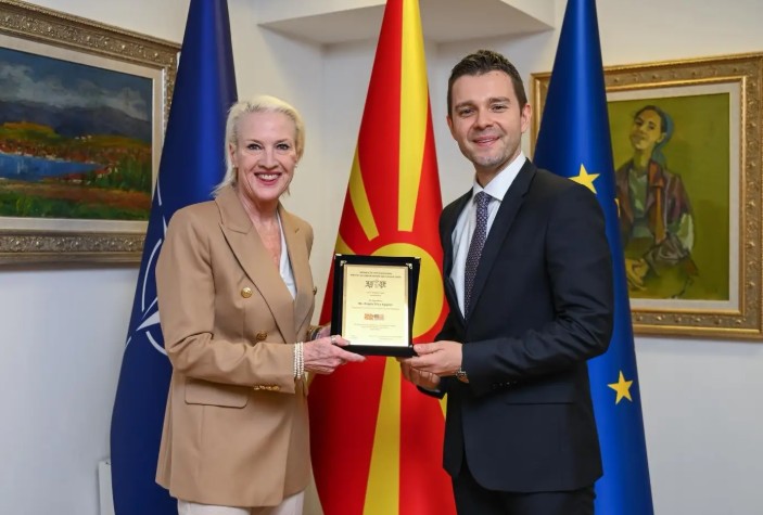 ЗБОГУМ СО ГОЛЕМА БЛАГОДАРНОСТ Муцунски ја испрати Агелер назад за Америка ЗБОГУМ СО ГОЛЕМА БЛАГОДАРНОСТ Муцунски ја испрати Агелер назад за Америка