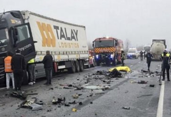 (ВИДЕО) СМРТОНОСНА НЕСРЕЌА ЗА НАВИВАЧИ НА ПАОК – Технологијата во возилото ја однела контролата