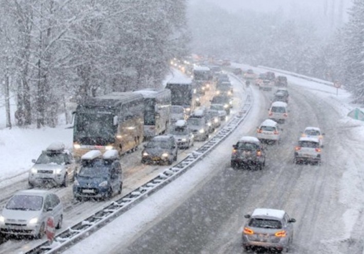ОТЕЖНАТ СООБРАЌАЈ НА ДЕЛ ОД ПАТИШТАТА ПОРАДИ СНЕГ – Без гужви на граничните премини ОТЕЖНАТ СООБРАЌАЈ НА ДЕЛ ОД ПАТИШТАТА ПОРАДИ СНЕГ – Без гужви на граничните премини