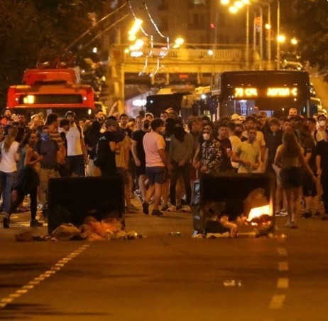 НАПАД ВРЗ ПОЛИЦАЈЦИ ВО СРБИЈА – Демонстранти фрлаа шишиња НАПАД ВРЗ ПОЛИЦАЈЦИ ВО СРБИЈА – Демонстранти фрлаа шишиња