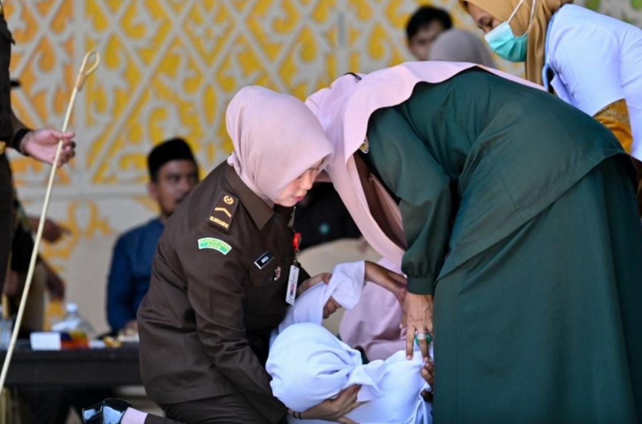 ШЕРИЈАТСКИ ЗАКОН ВО АЧЕХ – 140 удари со камшик за вонбрачен сексуален однос и пиење алкохол ШЕРИЈАТСКИ ЗАКОН ВО АЧЕХ – 140 удари со камшик за вонбрачен сексуален однос и пиење алкохол