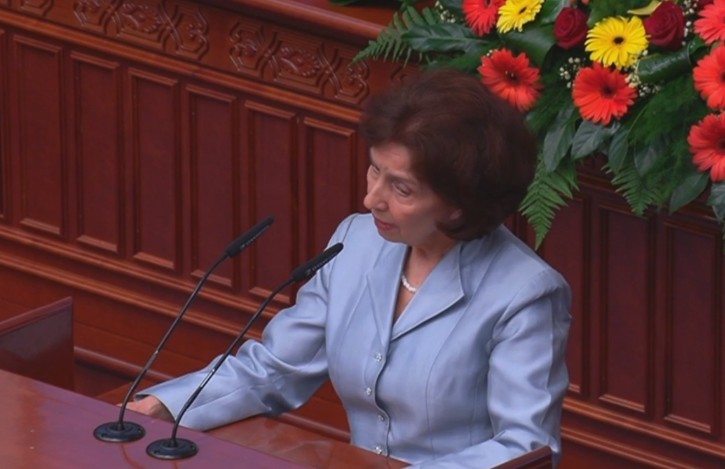 (ФОТО) ИЗБОРОТ НА СИЉАНОВСКА-ДАВКОВА – Едната шарена револуционерка, другата помилувала член на наркокартелот