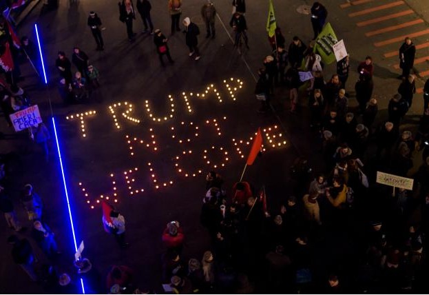 ПРОТЕСТИ ВО ДАВОС – Младите социјалисти на Швајцарија против Трамп