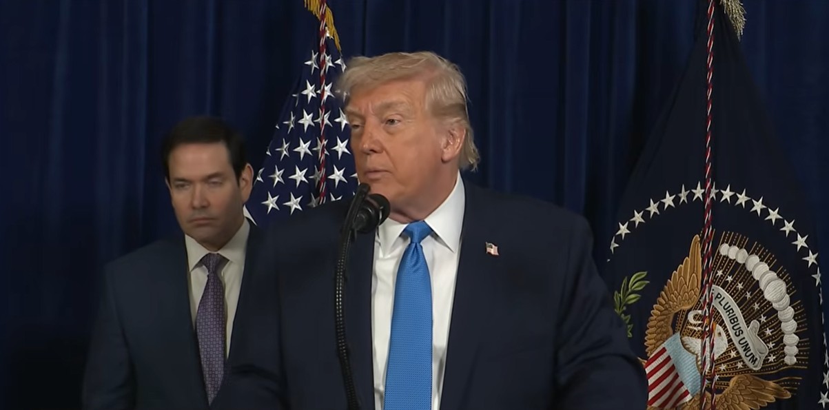 (ВИДЕО) ТРАМП: ЈА ПРЕЗЕМАМЕ ВЕНЕЦУЕЛА – Ноќен десант, Каракас затемнет, Мадуро заробен