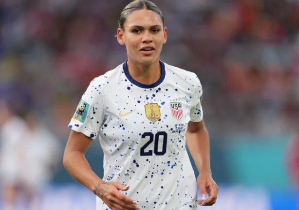 ЖЕНСКИОТ ФУДБАЛ ДОБИ НОВА ЅВЕЗДА – Ќерката на НБА легендата Денис Родман, Тринити заработува 2 милиони по сезона ЖЕНСКИОТ ФУДБАЛ ДОБИ НОВА ЅВЕЗДА – Ќерката на НБА легендата Денис Родман, Тринити заработува 2 милиони по сезона