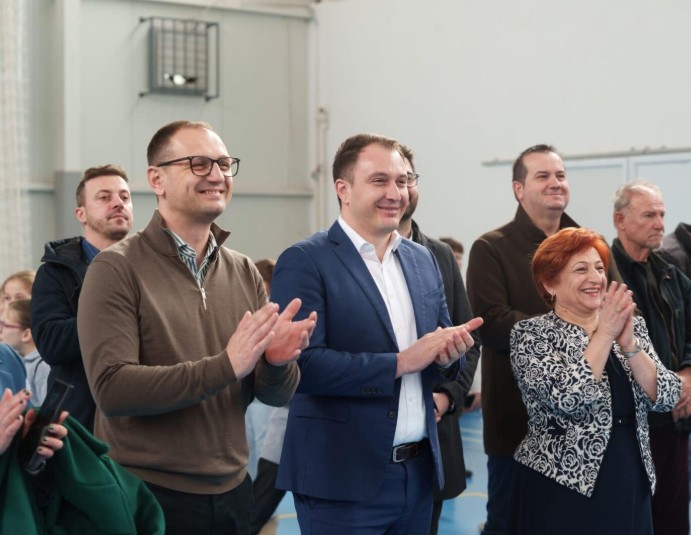 НЕ СЕ ПЛАНИРА ОГРАНИЧУВАЊЕ ПОД 15 ГОДИНИ – Родителите да ја контролираат употребата на социјалните мрежи кај децата