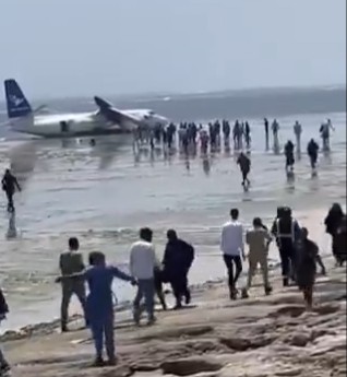 (ВИДЕО) ДРАМА ВО МОГАДИШУ – Патнички авион слета на плажа и заврши во вода