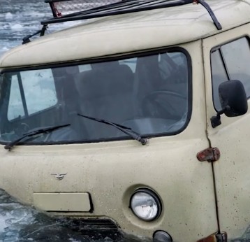 ТРАГЕДИЈА НА БАЈКАЛСКО ЕЗЕРО – Возило паднало низ мразот на заледеното езеро