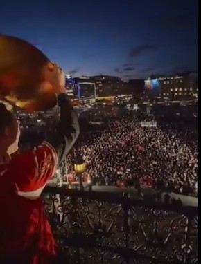 ДАНСКА ГО ПРОСЛАВИ ЕВРОПСКОТО ЗЛАТО – Илјадници фанови ги пречекаа ракометарите во Копенхаген