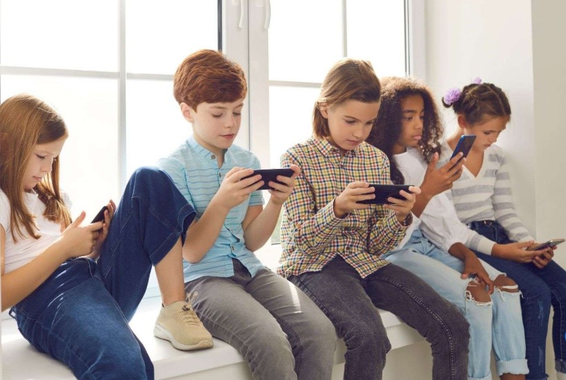 ПЕТИЦИЈА ЗА ЗАШТИТА НА ДЕЦАТА – Ограничување на социјалните мрежи до 12 години ПЕТИЦИЈА ЗА ЗАШТИТА НА ДЕЦАТА – Ограничување на социјалните мрежи до 12 години