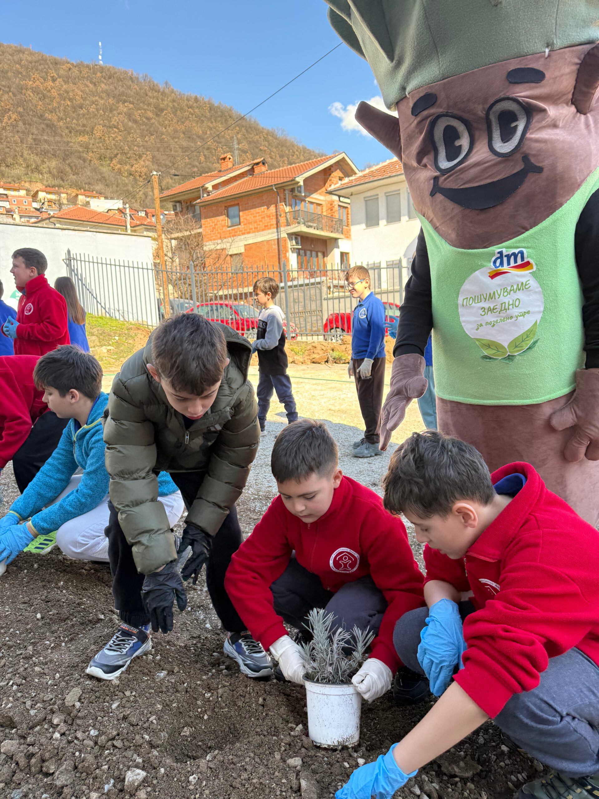 ПРОДОЛЖУВААТ АКТИВНОСТИТЕ ОД ЕКО-КОНКУРСОТ НА dm ЗЕЛЕНА ИДНИНА ОД ГРАДИНКА ДО УЧИЛИШТЕ – Ново раззеленување на 2 училишни двора ПРОДОЛЖУВААТ АКТИВНОСТИТЕ ОД ЕКО-КОНКУРСОТ НА dm ЗЕЛЕНА ИДНИНА ОД ГРАДИНКА ДО УЧИЛИШТЕ – Ново раззеленување на 2 училишни двора