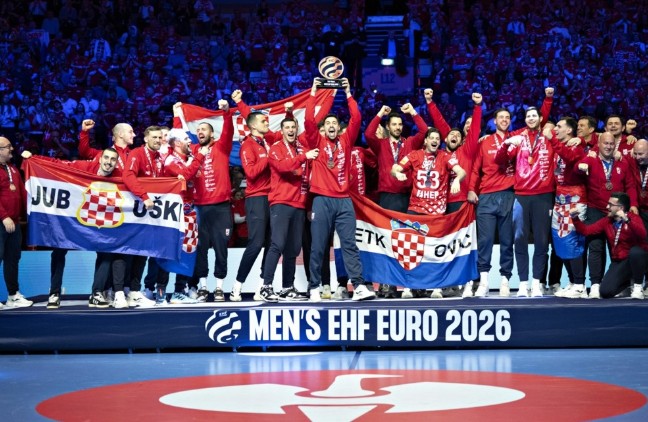 РАКОМЕТАРИТЕ ИНСИСТИРАА НА ТОМПСОН – Забавата на плоштадот пропадна РАКОМЕТАРИТЕ ИНСИСТИРАА НА ТОМПСОН – Забавата на плоштадот пропадна