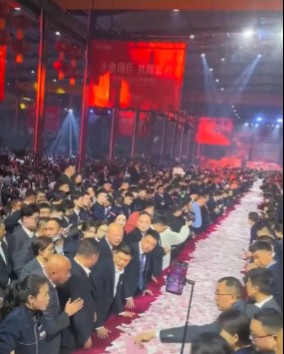 (ВИДЕО) БОГ НА БОГАТСТВОТО – Сопственикот на компанијата дели милиони на персоналот (ВИДЕО) БОГ НА БОГАТСТВОТО – Сопственикот на компанијата дели милиони на персоналот