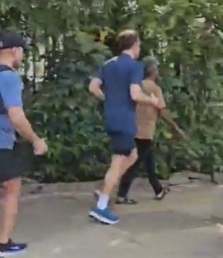 (ВИДЕО) ОД УЛИЦИТЕ НА МУМБАИ ДО ЛОК БХАВАН – Макрон во акција во Индија