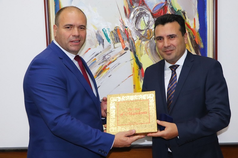 СДСМ СЕ МАФИЈАШИ, ЈАС БЕВ ВО СТРАНСТВО ВО 1998 ГОДИНА И СПЕЧАЛИВ – Сега не живеам од плата од 2.000 евра вели Максим