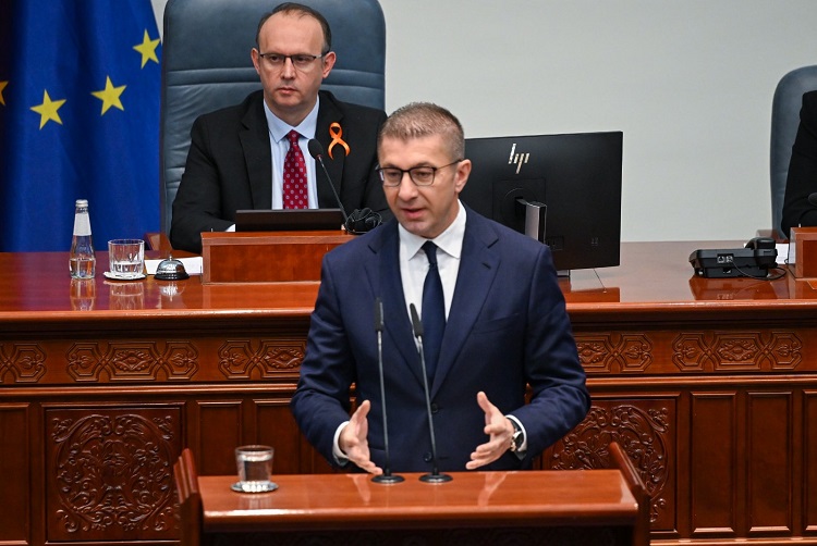 ЖЕСТОК СУДИР МЕЃУ МИЦКОСКИ И ФИЛИПЧЕ – Конзули, универзитети, дрога, Груби ЖЕСТОК СУДИР МЕЃУ МИЦКОСКИ И ФИЛИПЧЕ – Конзули, универзитети, дрога, Груби