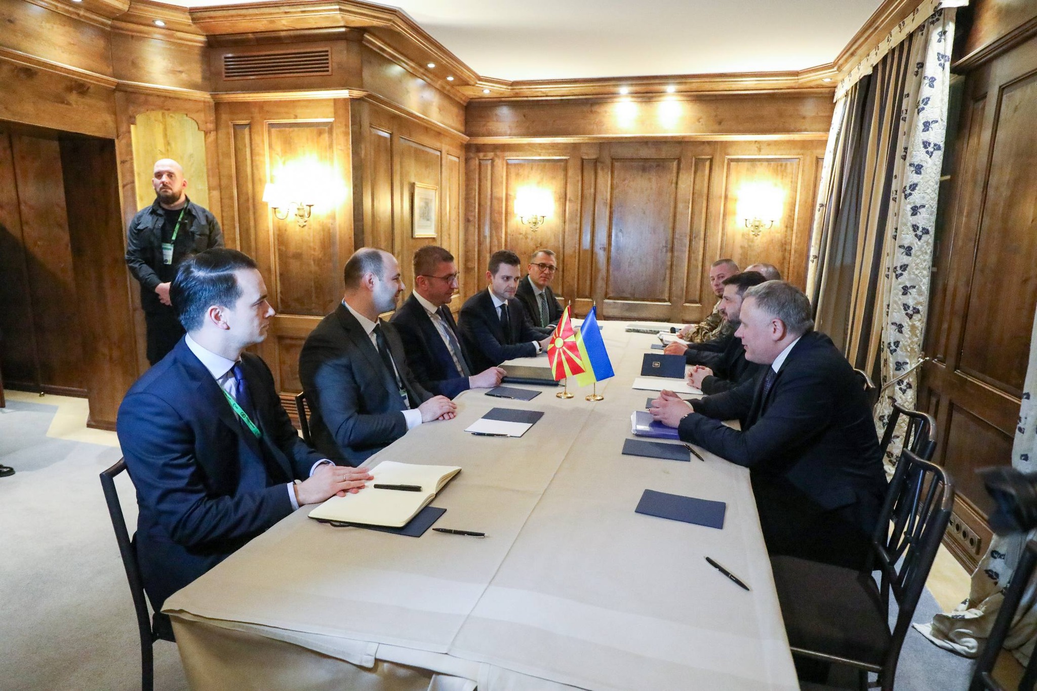 (ВИДЕО) МИЦКОСКИ СЕ СРЕТНА СО ЗЕЛЕНСКИ ВО МИНХЕН – Македонија поддржува праведен мир и европско единство (ВИДЕО) МИЦКОСКИ СЕ СРЕТНА СО ЗЕЛЕНСКИ ВО МИНХЕН – Македонија поддржува праведен мир и европско единство