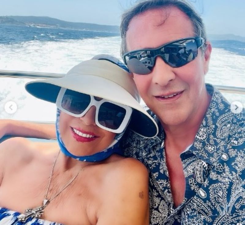 ЉУБОВ БЕЗ ГОДИНИ – Џоан Колинс посреќна на 93 години од кога било со својот сопруг