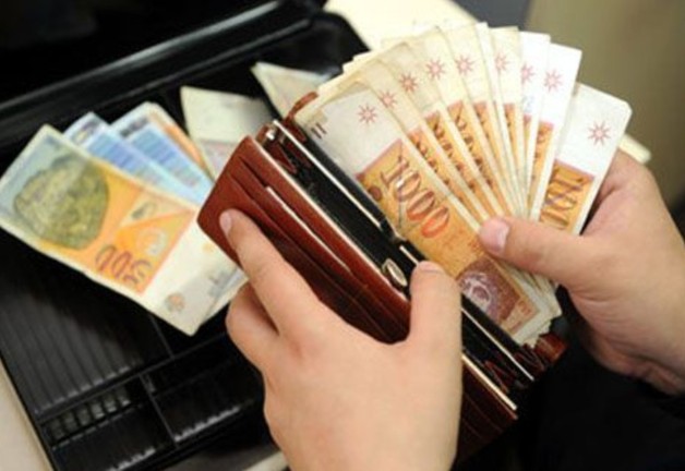 ДОБРА ВЕСТ ЗА 11.000 АДМИНИСТРАТИВНИ СЛУЖБЕНИЦИ – Годишно зголемување на платите од 8% до 2028 година