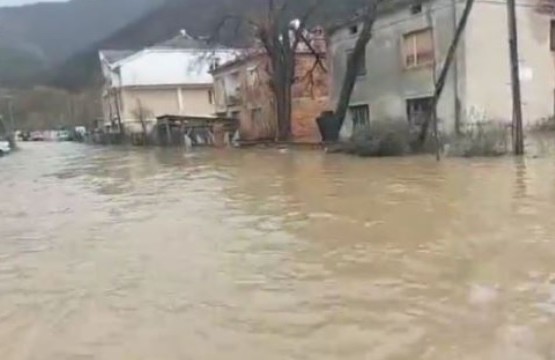 ПОПЛАВИ ВО МАКЕДОНИЈА – Сите надлежни служби со интензивни интервенции на терен ПОПЛАВИ ВО МАКЕДОНИЈА – Сите надлежни служби со интензивни интервенции на терен