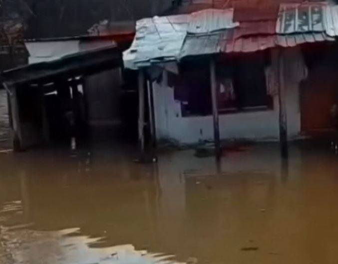 ОБИЛНИ ВРНЕЖИ ВО СКОПСКО, КИЧЕВСКО, ТЕТОВСКО И ГОСТИВАРСКО – Поплави и евакуација на 180 лица, состојбата се следи ОБИЛНИ ВРНЕЖИ ВО СКОПСКО, КИЧЕВСКО, ТЕТОВСКО И ГОСТИВАРСКО – Поплави и евакуација на 180 лица, состојбата се следи