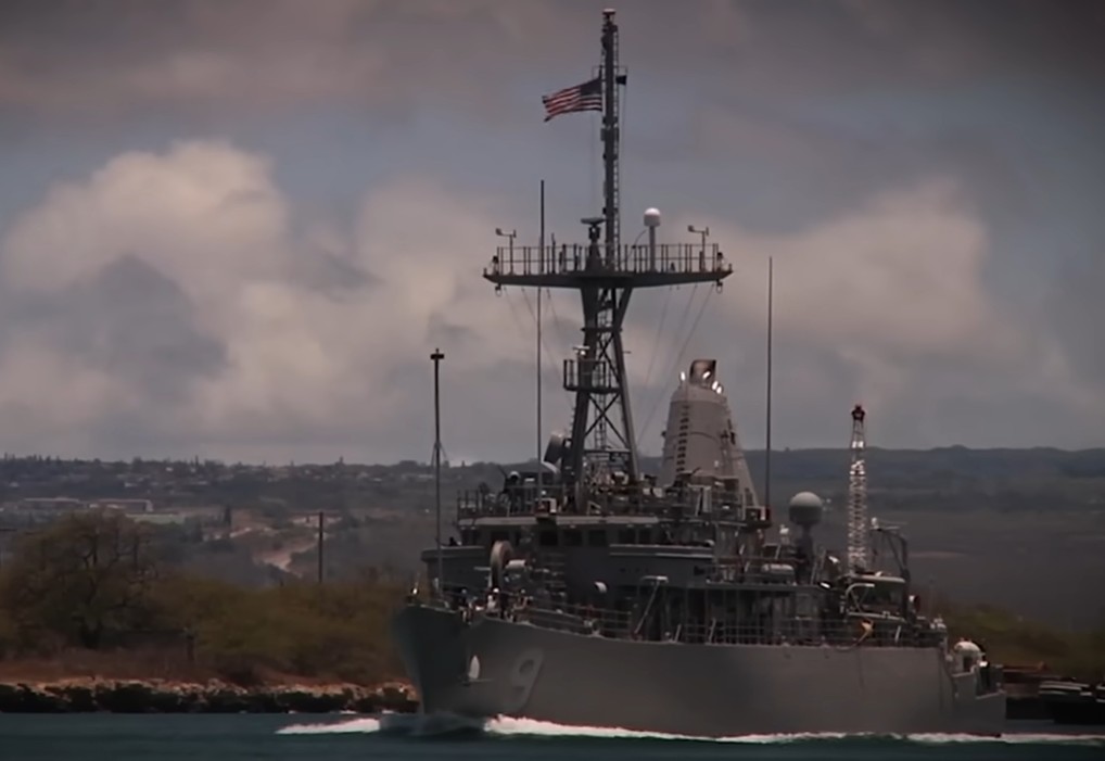 ПЕКИНГ ЗАТЕКНАТ – Американски воен брод во кинеска поморска база