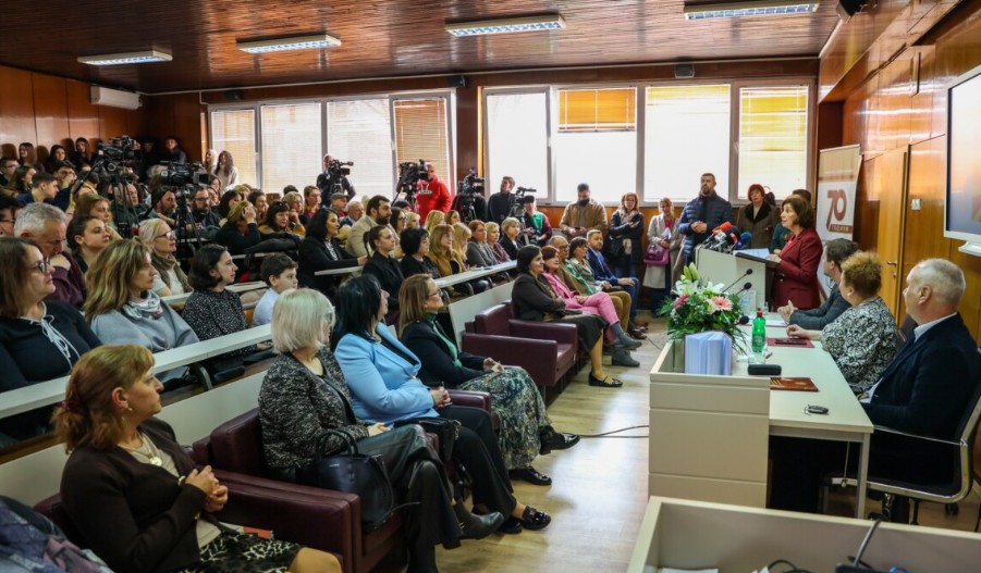 СИЉАНОВСКА – ДАВКОВА – Мајчиниот јазик е темел на идентитетот и чувар на културното наследство СИЉАНОВСКА – ДАВКОВА – Мајчиниот јазик е темел на идентитетот и чувар на културното наследство