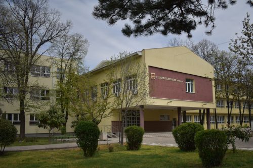 СИЛНИОТ ВЕТАР ПРАВИ ПРОБЛЕМИ – Дел од кровот на СОУ „Јосиф Јосифовски“ одлетал од објектот СИЛНИОТ ВЕТАР ПРАВИ ПРОБЛЕМИ – Дел од кровот на СОУ „Јосиф Јосифовски“ одлетал од објектот