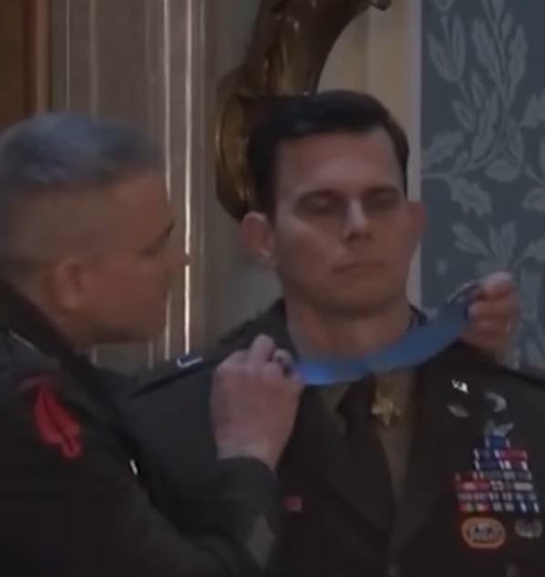 (ВИДЕО) АПСЕЊЕ НА МАДУРО – Трамп го одликува ранетиот пилот во акцијата (ВИДЕО) АПСЕЊЕ НА МАДУРО – Трамп го одликува ранетиот пилот во акцијата