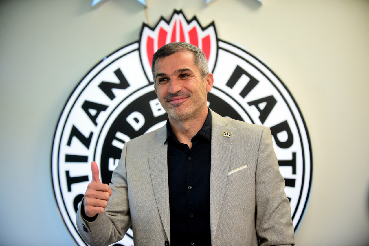 ПРВА ЖРТВА НА ДЕН ПО ДЕРБИТО – Партизан го смени тренерот ПРВА ЖРТВА НА ДЕН ПО ДЕРБИТО – Партизан го смени тренерот