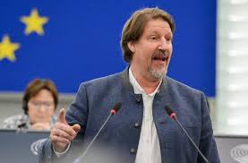 ИЗВЕШТАЈОТ НА ВАЈЦ – ЕУ повторно го бара Уставот, граѓаните уморни во чекалната за Унијата ИЗВЕШТАЈОТ НА ВАЈЦ – ЕУ повторно го бара Уставот, граѓаните уморни во чекалната за Унијата