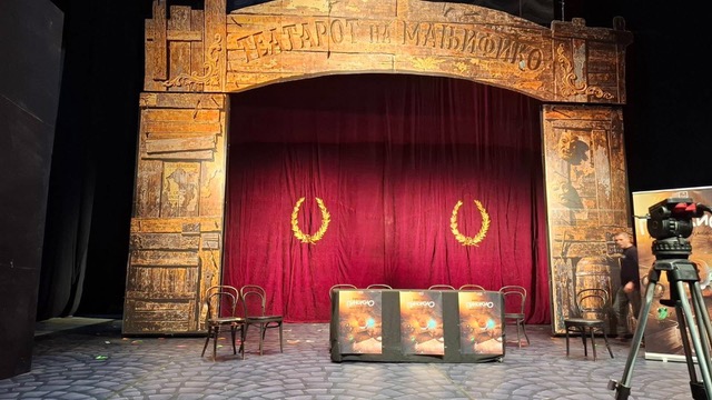 ПО ЕДЕН ВЕК – Пронајдена завесата од првата македонска претстава во Битола ПО ЕДЕН ВЕК – Пронајдена завесата од првата македонска претстава во Битола