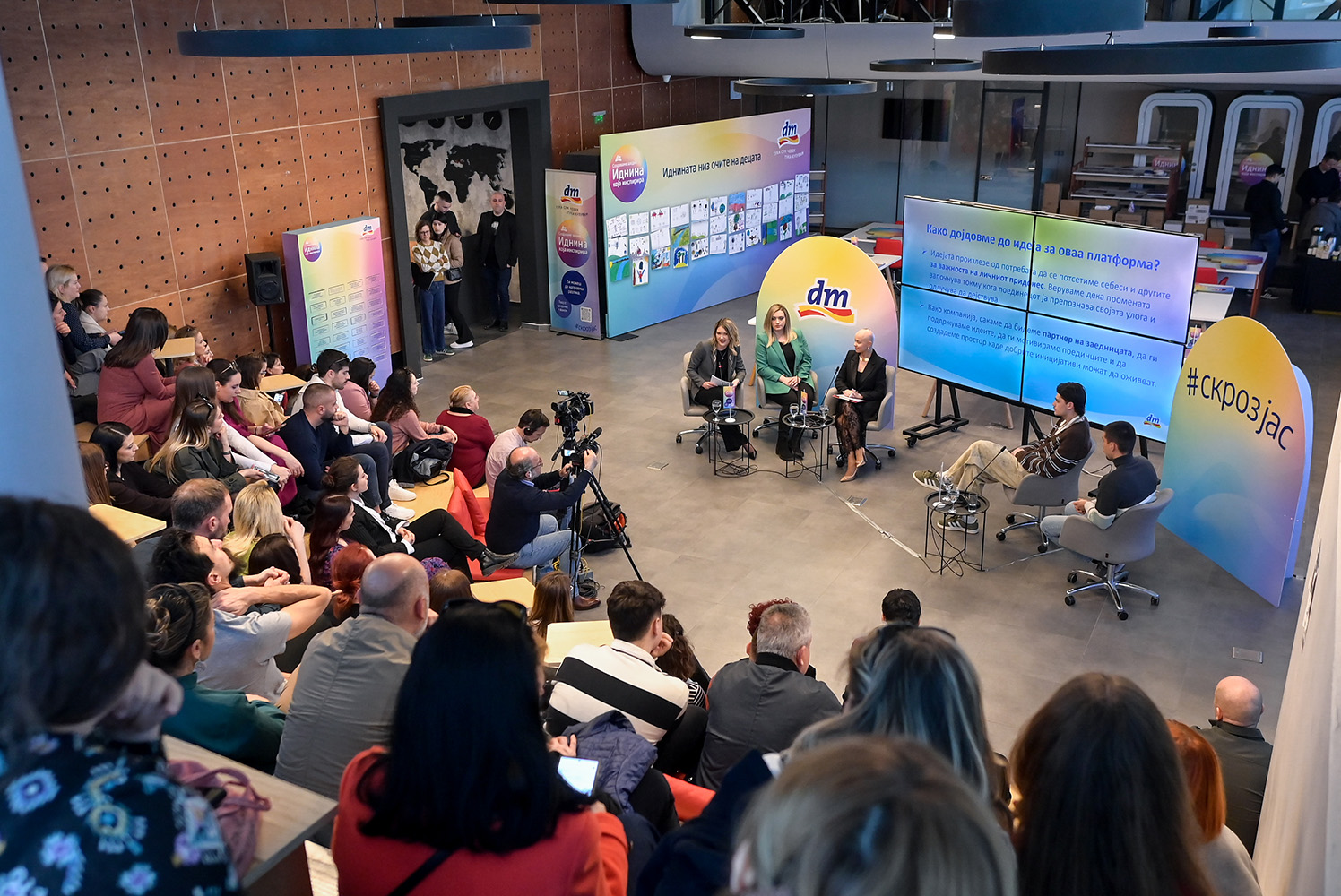 dm ПРОМОВИРАШЕ ПЛАТФОРМА ИДНИНАТА КОЈА ИНСПИРИРА – Заедничка волонтерска активност на повеќе од 100 присутни, донација и панел-дискусија