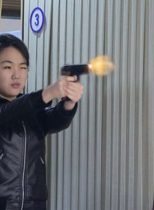 КИМ ЏОНГ УН ЈА ПОСЕТИ ФАБРИКАТА ЗА МУНИЦИЈА – Гаѓаше и неговата ќерка која се подготвува за наследство на државното раководство