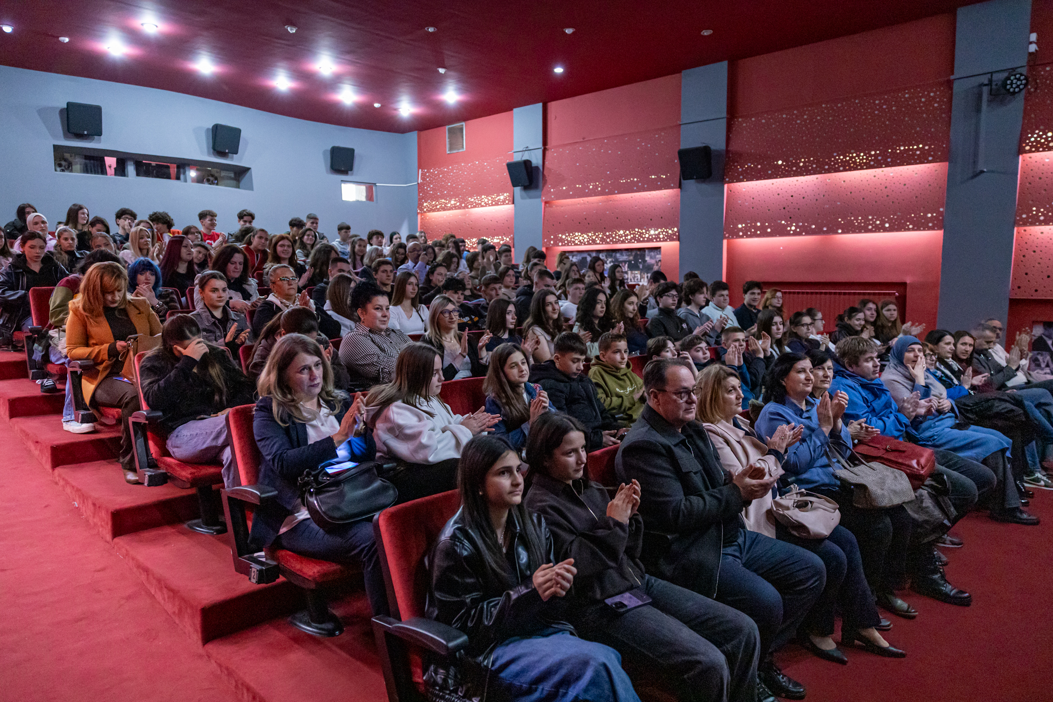 ГЛАСОТ НА МЛАДИТЕ ОДЕКНА – Филмот „Гласна тишина“ ја отвори вистината за врсничкото насилство ГЛАСОТ НА МЛАДИТЕ ОДЕКНА – Филмот „Гласна тишина“ ја отвори вистината за врсничкото насилство