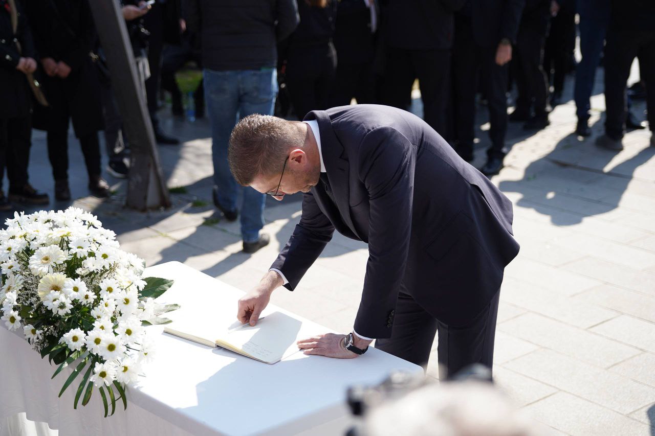 ЕДНА ГОДИНА ОД ПОЖАРОТ ВО КОЧАНИ – Мицкоски оддаде почит на жртвите од трагедијата