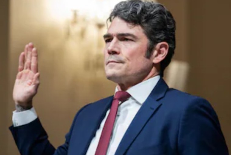 КЕНТ ПРОГОВОРИ ЗА ИРАН- ФБИ реагира со истрага против него за доверливи информации