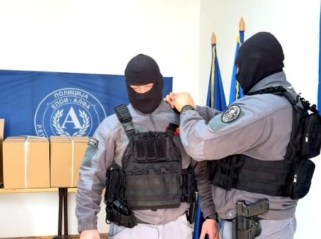 ПОДДРШКА ЗА ПОЛИЦИЈАТА – Кладилницата Моцарт бет им поклони 50 елеци ПОДДРШКА ЗА ПОЛИЦИЈАТА – Кладилницата Моцарт бет им поклони 50 елеци