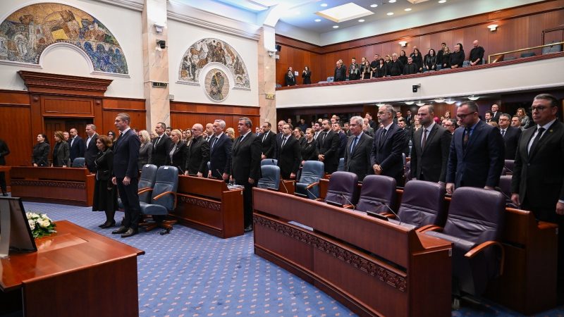 КОМЕМОРАТИВНА СЕДНИЦА ВО СОБРАНИЕТО – Македонија тажи за 63 млади животи загубени во „Пулс“