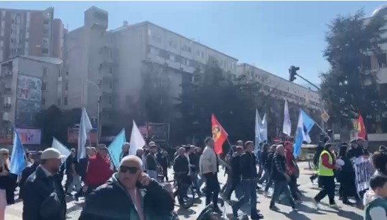 СОЈУЗ НА СИНДИКАТИТЕ НА МАКЕДОНИЈА – Започна работничкиот протест во Скопје