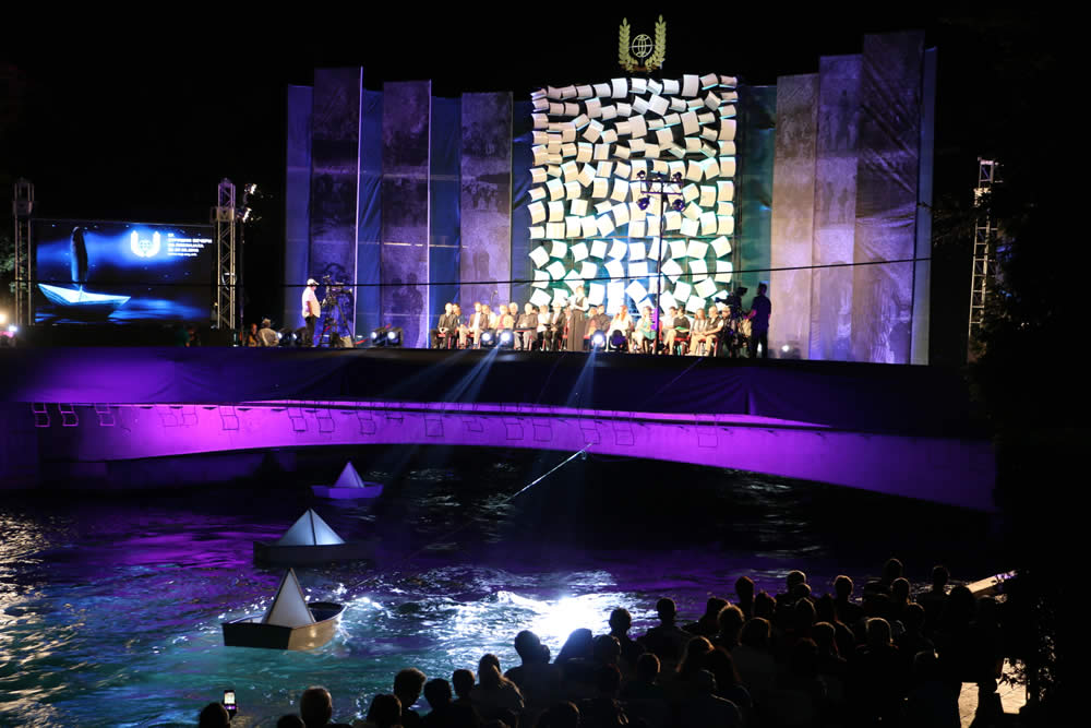 ЗЛАТНИОТ ВЕНЕЦ ЗА АНЕКЕ БРАСИНГА = Признание за севкупното поетско творештво