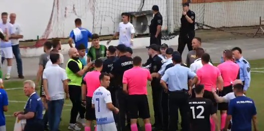 ХАОС НА СТАДИОНОТ БАШКИМИ – Нападнати фудбалери, искршен автобус, уапсен сопственик на клуб, што се случи по натпреварот